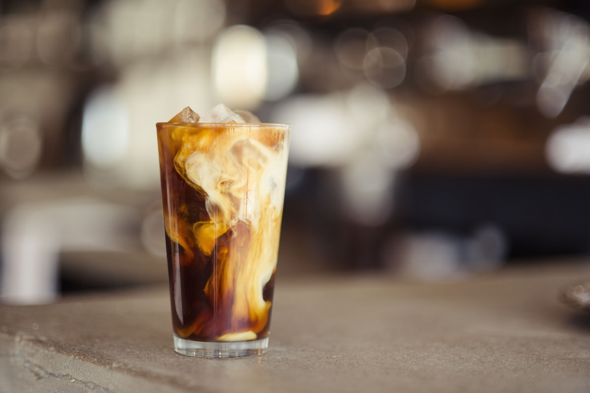 Ambiente de café com iluminação aconchegante